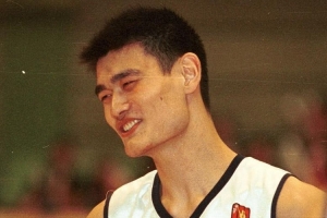 2002年的今天：姚明季后赛砍35分24板大号两双 率领上海击败吉林