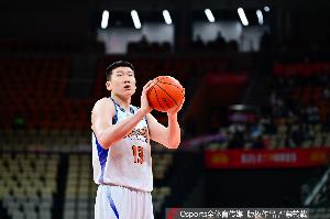 顶法尔太费劲了！李炎哲无运动战进球 拼11板2帽&6前场板 最后5犯