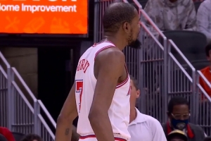 还得是你！杜兰特追身三分命中 率队稳住局势打停尼克斯