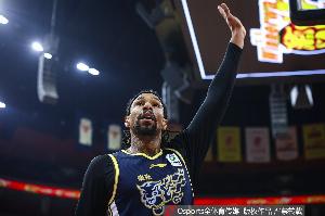 老A8还是A8！萨林杰11中6 拿下14分15板9助2断1帽准三双数据