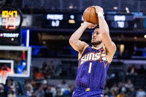 续命！布克弧顶晃动后三分命中 帮助太阳追到2分