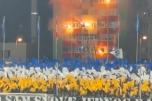 主场迎战意大利，波黑球迷在球场旁建筑物燃放焰火和烟花加油助威