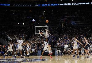 康大双鬼跃起抢断接Logo超远三分绝杀杜克！19分大逆转晋级四强！