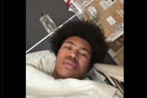 早日康复！韦尔斯已成功接受手术 晒出躺病床照片报平安