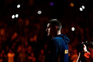 6场仅需送出12次助攻~约基奇将成首位连续两个赛季场均三双的中锋