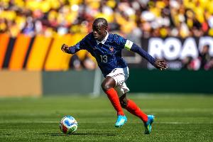 谁还不是个亿元！35岁坎特6抢断+最多触球全场飞奔，任队长斩强敌