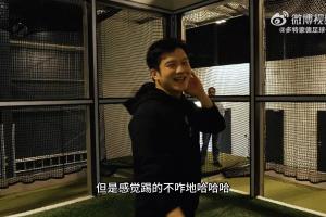 樊振东与波尔到访多特+踢球樊振东调侃：尽力了但踢得不咋地