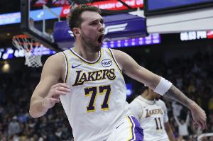 明天背靠背战骑士！海斯：东契奇能回归我很兴奋 你可别再吃T啦