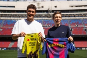 两届环法冠军温格高造访巴萨，并与克里斯滕森交换队服
