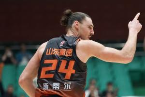 高效10中8砍下27分5板！解说：贝利·斯蒂尔便宜还好使！