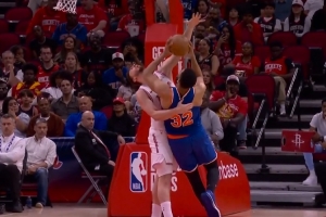 没看见？唐斯强攻造杀伤但疑似肘到申京 乌度卡没有挑战