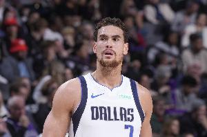 全靠杀伤！德怀特·鲍威尔罚球10中9拿到9分8板2助1断 无出手