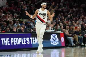 攻防一体！卡马拉14中8&三分9中4砍23分7板3断 正负值+35最高