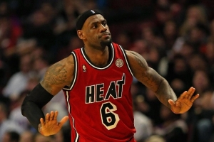 在家单挑扣碎篮板？詹姆斯：那可是热火詹 无敌模式的勒布朗