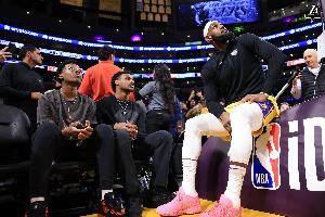 詹姆斯：在家同时看俩儿子比赛 他们都这么争气我真没啥可担心的