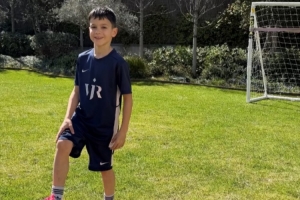 维尼修斯赠送球衣，巴斯克斯社媒致谢：感谢维尼修斯，我们爱你