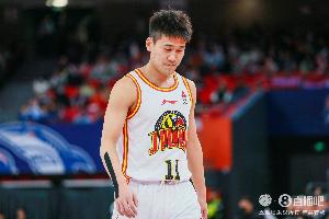 需要你的火力！姜伟泽半场7中1仅得4分1板1助 三分没开3投全铁