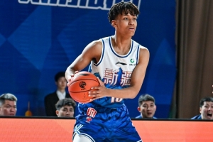 小伙子上来很敢打！冯傲半场13分钟 7中4拿到11分3前场板1断1帽