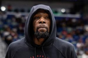 游刃有余！杜兰特半场9中5拿到12分4助  三分3中1