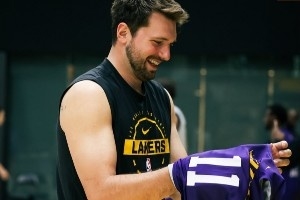 号码互换！今日训练湖人众将互换训练服 东契奇穿11 詹姆斯穿17