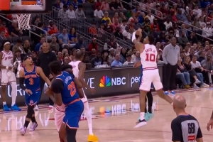 很值！布伦森造成三分犯规 乌度卡挑战成功取消犯规改判争球