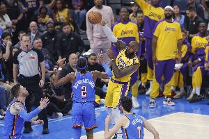 詹姆斯：雷霆是头号热门 但后面的马刺&掘金&湖人&绿军都不容小觑