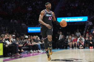 遭三球扒拉受伤退赛！阿德巴约目前没有接受赛后采访