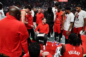 开拓者教练被抓&助理GM停职进季后赛！媒体人：真TM让人印象深刻