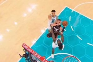 凌波微步！希罗持球冲击篮筐 对抗防守换手抛投打进加罚