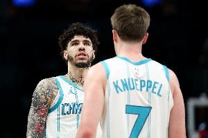 媒体人：跌宕起伏！黄蜂惊险过关 鲍尔救赎自己却埋下致命隐患