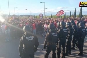 狂热，部分马竞球迷赛前堵在道路中央，警察介入维持秩序