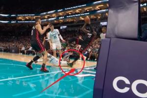 这不看回放？三球用手扒阿德巴约脚后跟致其倒地受伤 已回更衣室