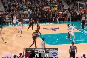 灵犀一点！布兰登·米勒单手将球拨给怀特 后者三分洞穿篮心