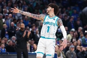 不管好牌烂牌都梭哈的亡命徒！对阵热火三球的球风体现得淋漓尽致