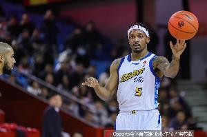 无限开火！小巴里·布朗半场17投6中&三分8中3 轰下20分4助1帽