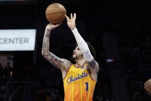 Skip：三球先是让阿德巴约退出战局 最后再用一记突破锁定胜局