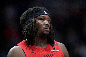 正负值-14最低！罗威6投仅1中拿2分7板 有3犯规