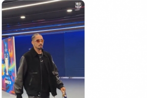 精神领袖！巴萨官推晒拉菲尼亚随队出征视频：很高兴见到你！