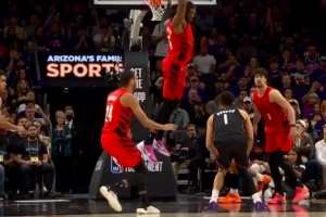 扛起进攻！布克点飞罗威 顺势跳投打进可惜加罚不中