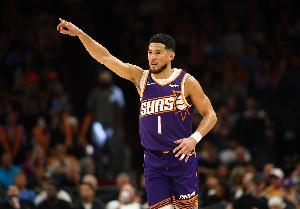 关键时刻分球了！布克17中7得到22分1板4助1断 罚球13中8