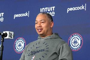 卢谈对阵勇士：我都烦透他们了 库里随时能爆发砍下50分