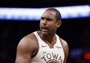 跟不上！霍福德半场10分钟4中1拿2分 正负值-17最低