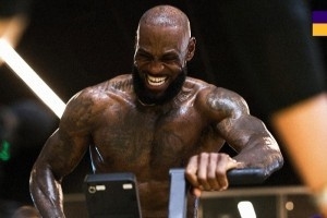 挥汗如雨！湖人官推晒詹姆斯赤膊健身照：累只是心理作用