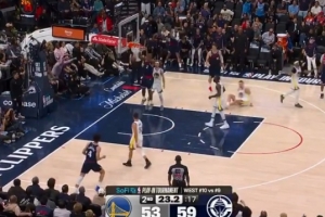 利刃穿心！伦纳德一条龙运球到前场 挤开防守杀进内线起飞暴扣