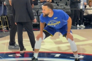 库里踩着Logo超远“三分”出手 球通过反弹精准空心入网