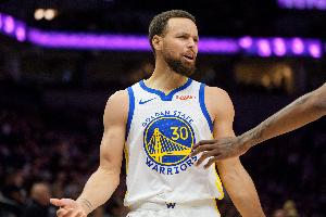 伤势影响需调整！库里半场9中2&三分5中2 拿到8分正负值-6