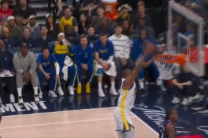 扶我起来！霍福德转身发现没人防了 直杀内线双手暴扣