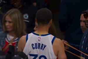 末节开打前 库里再次走回更衣室 目前已经回到场边