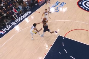 希望没事！小德里克·琼斯被桑托斯勾到腿 坚持罚完球后回更衣室