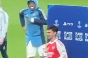 氛围太好了！苏维门迪获全场最佳一众队友起哄，马杜埃凯瘸腿祝贺